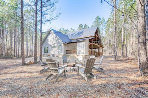 Broken Bow Cabin with Hot Tub and Covered Deck!